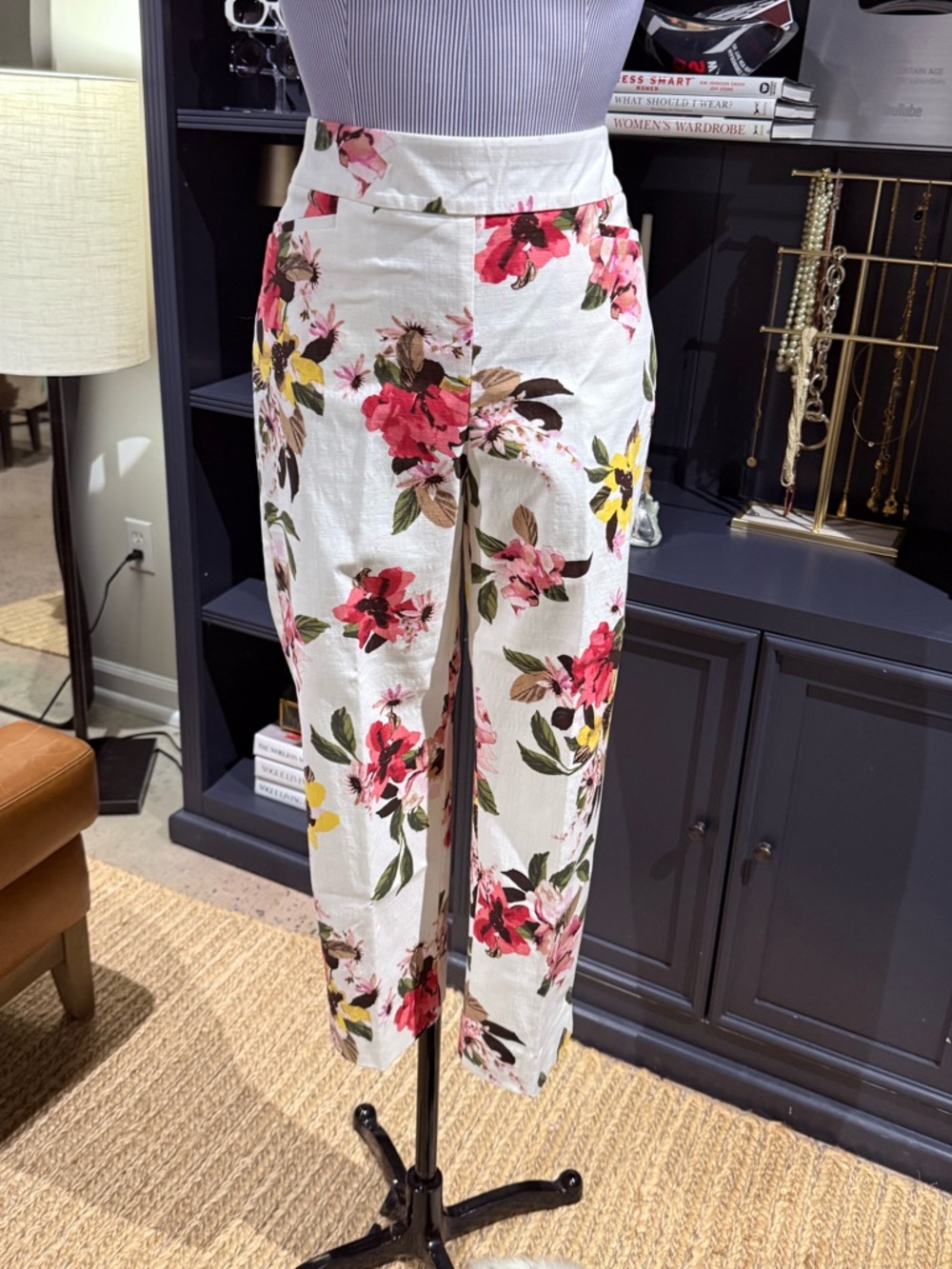 Chico's Brigitte Slim Leg Floral Pull-On Pants – White – Size 8 (Chico's 1R)